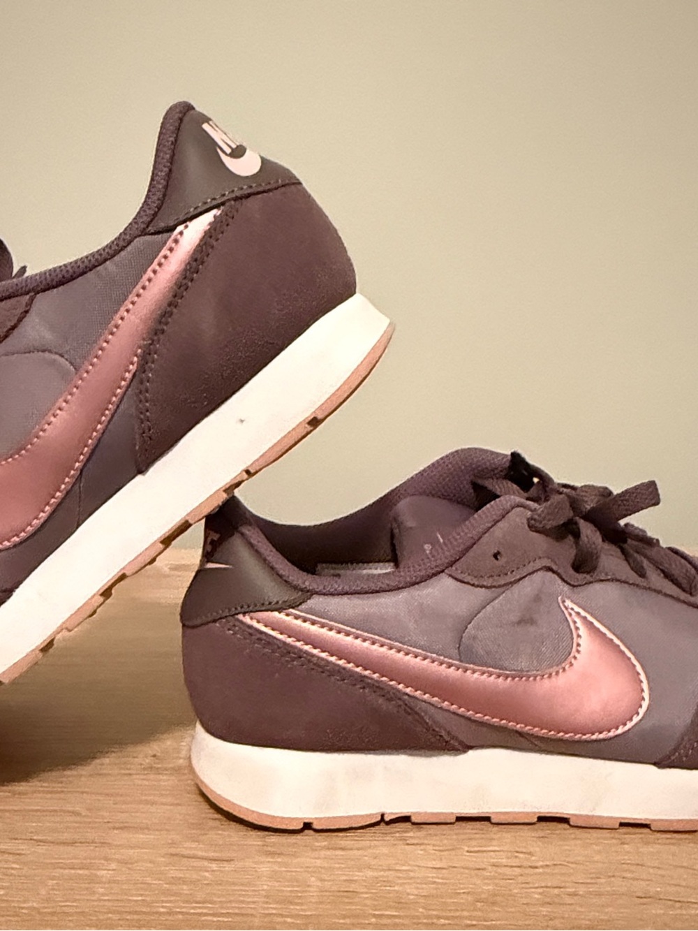 Nike youth Sneaker purple with Metallic Pink Swoosh